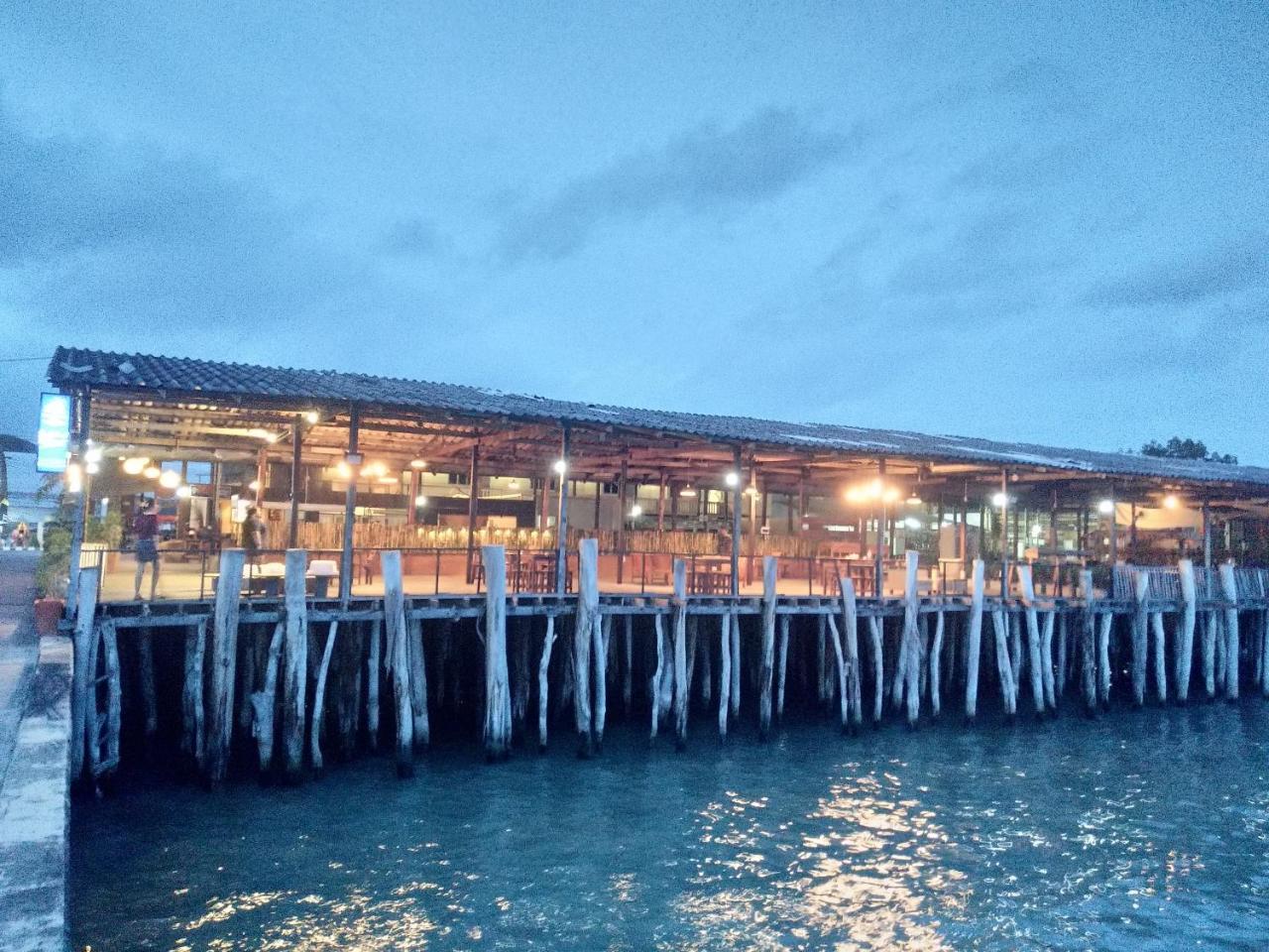 I Na Seaview Hostel Rayong Bagian luar foto